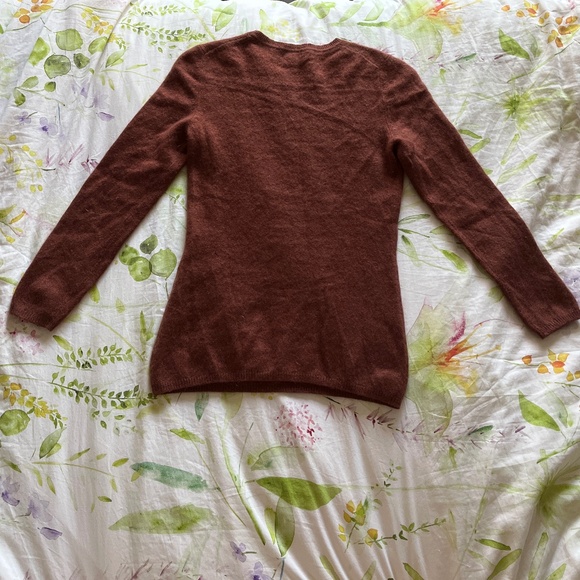 100% Cashmere Lord & Taylor Sweater - Picture 3 of 4